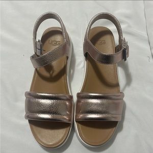 New Ugg sandals size 7.5 but fits size 8
Gold pink